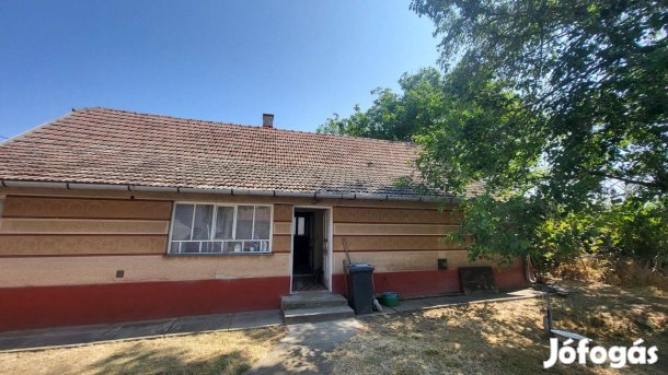 Eladó családi ház Pálmonostorán Gazdálkodásra is kiváló lehetőség!