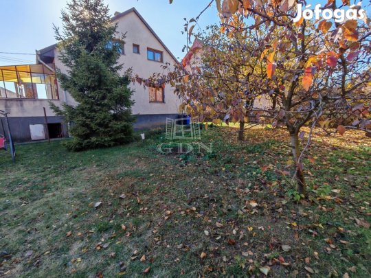 Eladó családi ház Pécel, Pécel, Kelő lakópark peremén