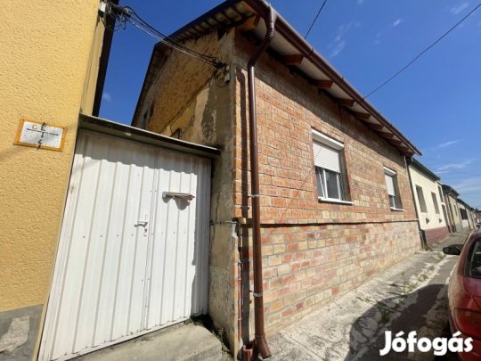 Eladó családi ház Pécs-Gyárváros részén!