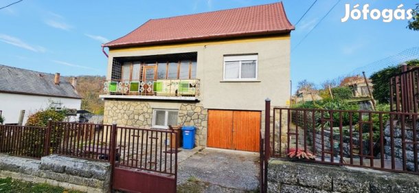 Eladó családi ház Pécs-Vasas csendes, központi részén