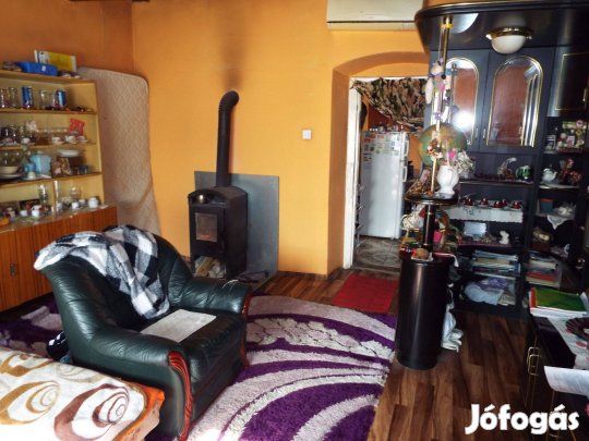 Eladó családi ház Perkátán csendes, központ közeli utcában!