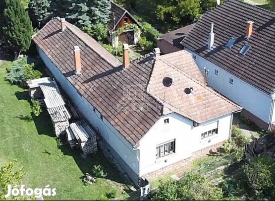 Eladó családi ház Perőcsény, Központi elhelyezkedés