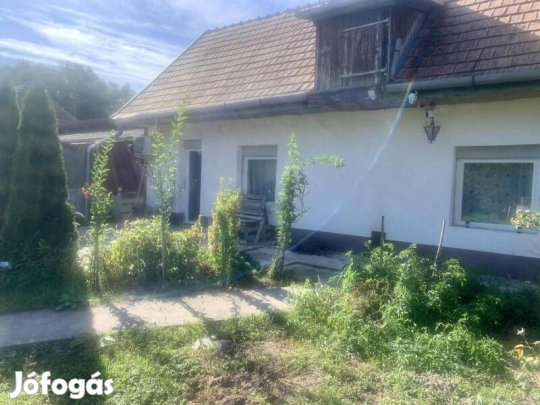 Eladó családi ház Piliscséven  remek lehetőség felújításra!