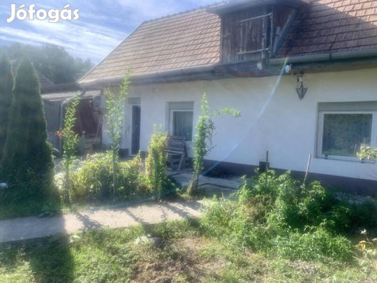 Eladó családi ház Piliscséven  remek lehetőség felújításra!