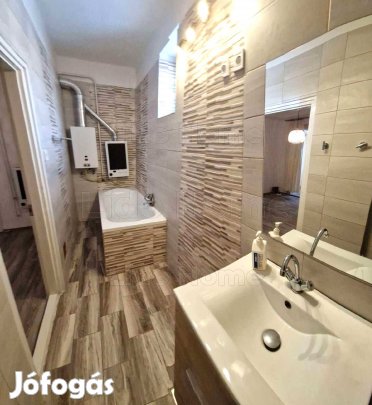 Eladó családi ház Ráchegy központi részén!