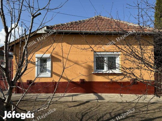 Eladó családi ház Rákóczifalván-nyugodt környezet, rendezett kerttel