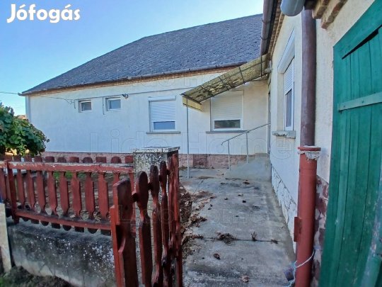 Eladó családi ház Tápszentmiklóson