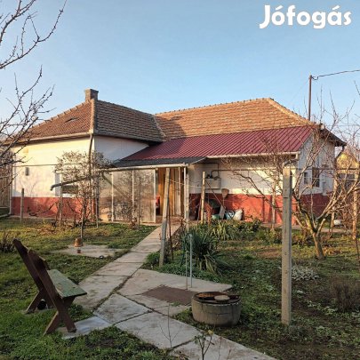 Eladó családi ház,Tiszaföldvár központi részén.