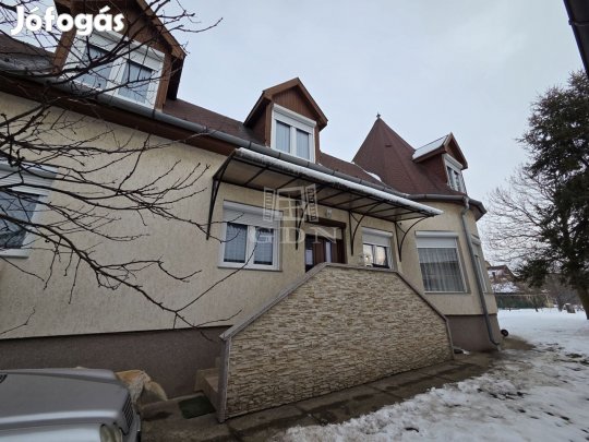 Eladó családi ház Tura, Csendes mellékutcában