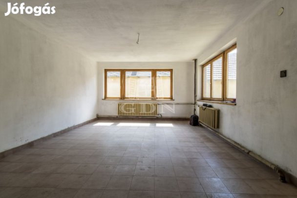 Eladó családi ház Tura, Központi helyen