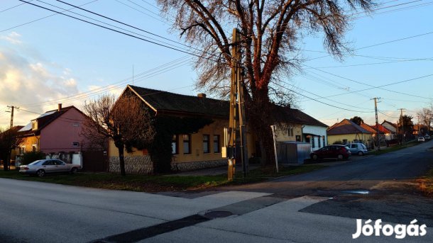 Eladó családi ház Újdombóváron