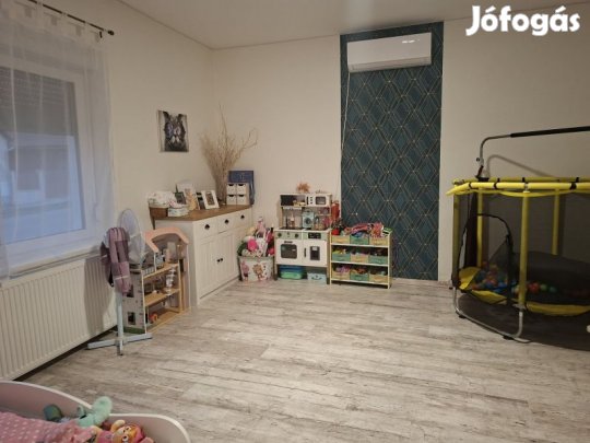 Eladó családi ház Újpetrén