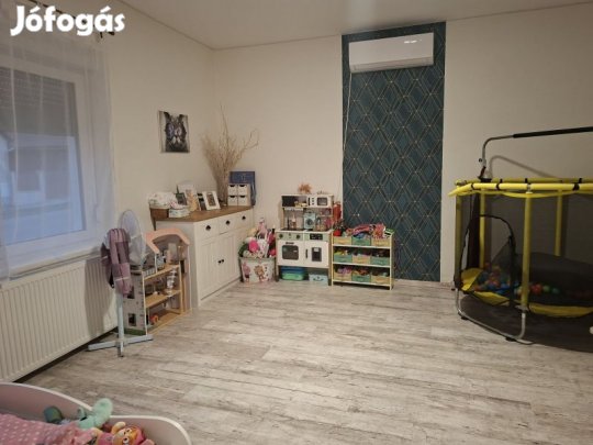 Eladó családi ház Újpetrén