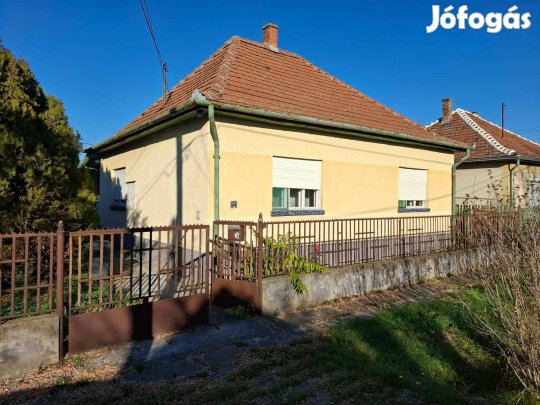 Eladó családi ház Újszászon