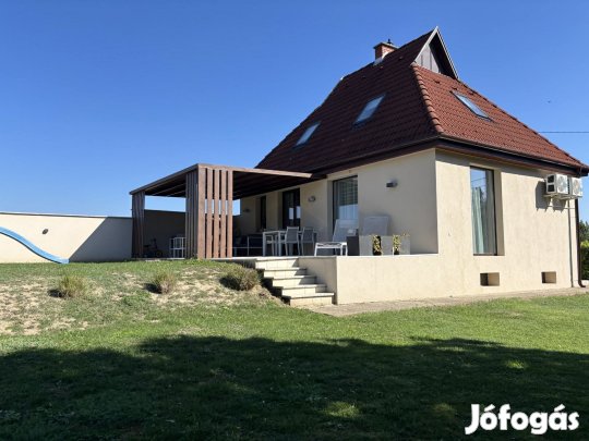 Eladó családi ház Zsámbék egyik csendes, nyugodt, zsákutcájában  az u
