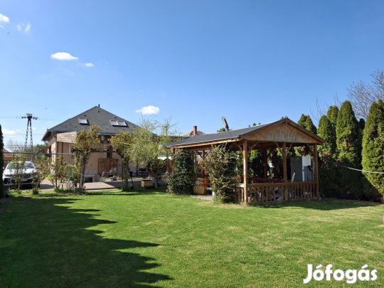 Eladó családi ház, Abony