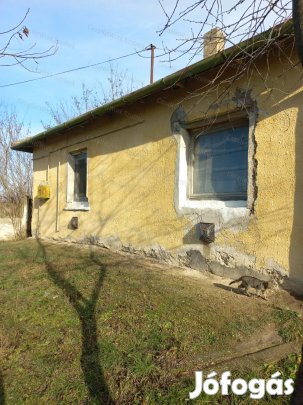 Eladó családi ház, Farmos