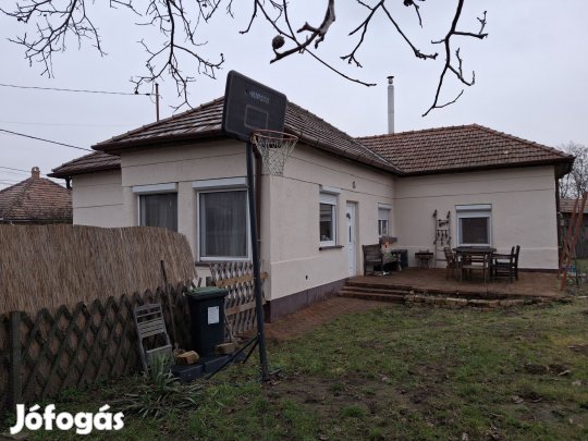 Eladó családi ház, Szolnok