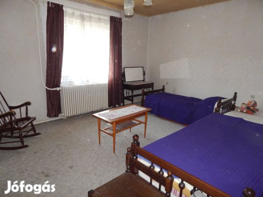 Eladó családi ház, Tát