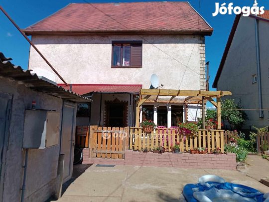 Eladó családi ház, Újfehértó egyik főútján