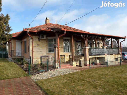 Eladó családi ház - Erdőkertes főútvonalán