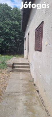 Eladó családi ház, csendes helyen