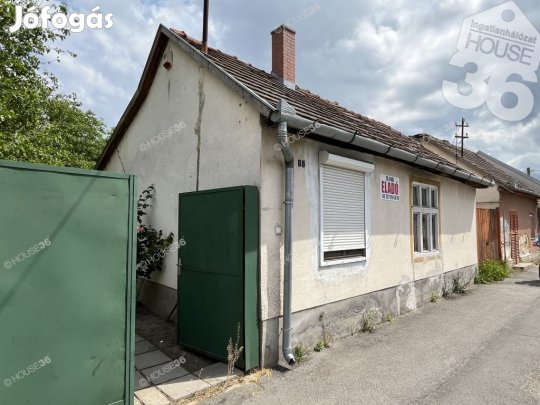 Eladó családi ház a Ceglédi úton, a Liszt Ferenc utcánál.