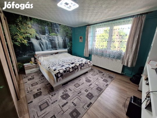 Eladó családi ház csendes utcában Szakcson!