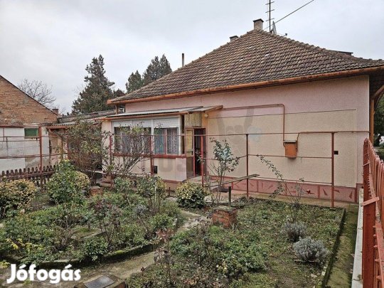 Eladó családi ház garázzsal és műhellyel Békéscsabán, a Vörösmarty