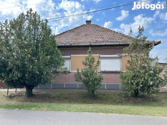 Eladó családi ház nagy telekkel