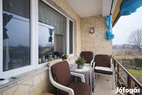 Eladó családi ház széles telekkel, sok tárolóval Nyúlon