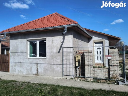 Eladó családi ház törökszentmiklós központjában!