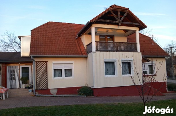 Eladó családiház 3 lakrész