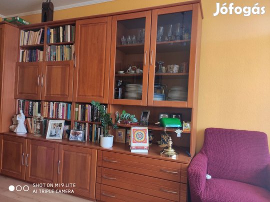 Eladó cseresznyeszínű elemes szekrénysor asztallal és komóddal