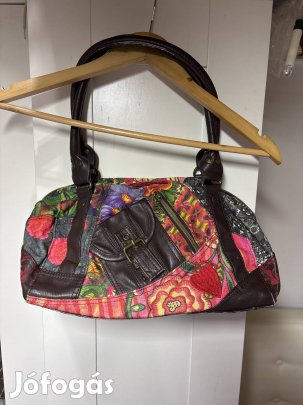 Eladó desigual női virágos táska! Olcsón