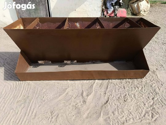 Eladó disznó önetető 