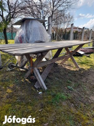 Eladó dísznóvágó asztal, nagy asztallappal