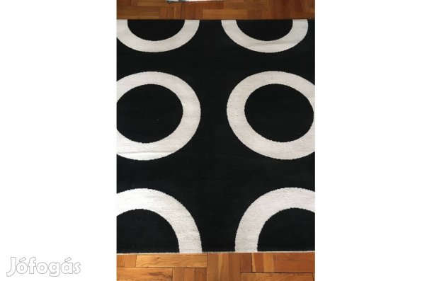 Eladó egy 170x170 cm-es szőnyeg