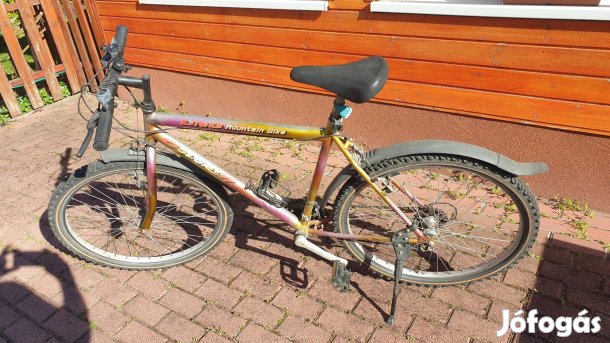 Eladó egy 18 sebességes mountain bike kerékpár.