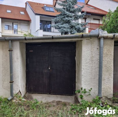 Eladó egy 19 négyzetméteres önálló garázs Debrecen-Egyetemvárosban