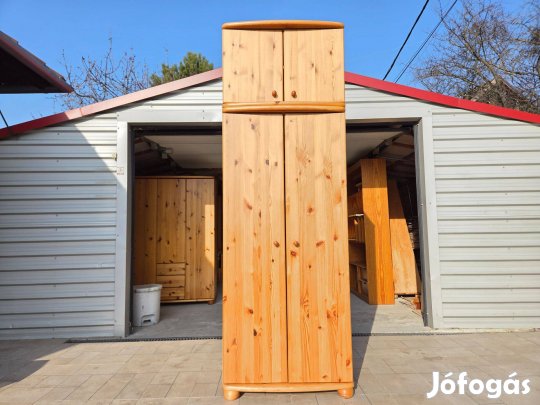 Eladó egy 2 ajtós , akasztós és polcos Claudia Fenyő Szekrény . Magas
