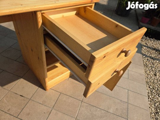 Eladó egy 2 fiókos, polcos fenyő íróasztal. Bútor jó állapotú