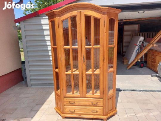 Eladó egy 2 fiokos, polcos fenyő vitrin. Bútor szép állapotú