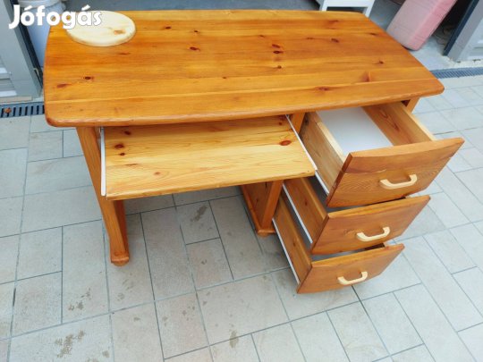 Eladó egy 3 fiókos fenyő íróasztal. Bútor szép állapotú