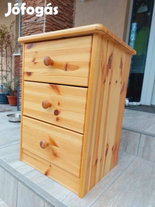 Eladó egy 3 fiokos kis fenyő komód. Bútor szép állapotú