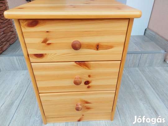 Eladó egy 3 fiokos kis fenyő komód. Bútor szép állapotú