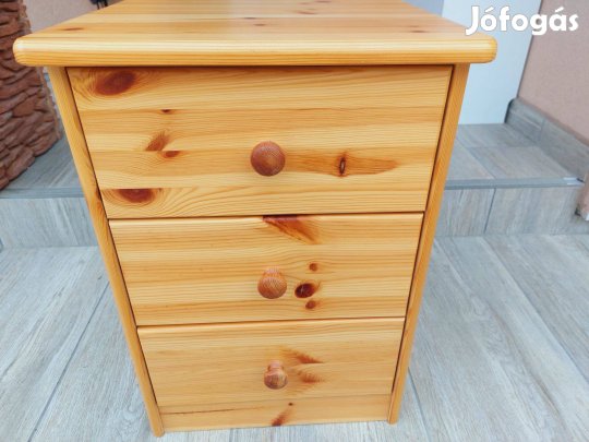Eladó egy 3 fiokos kis fenyő komód. Bútor szép állapotú