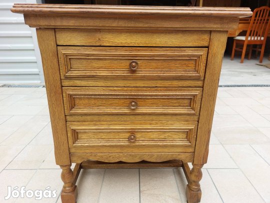 Eladó egy 3 fiokos kis tölgy komód. Bútor szép állapotú