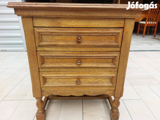 Eladó egy 3 fiokos kis tölgy komód. Bútor szép állapotú
