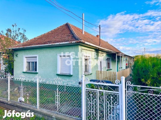 Eladó egy 3 szobás családi ház Újszilváson nagy telekkel